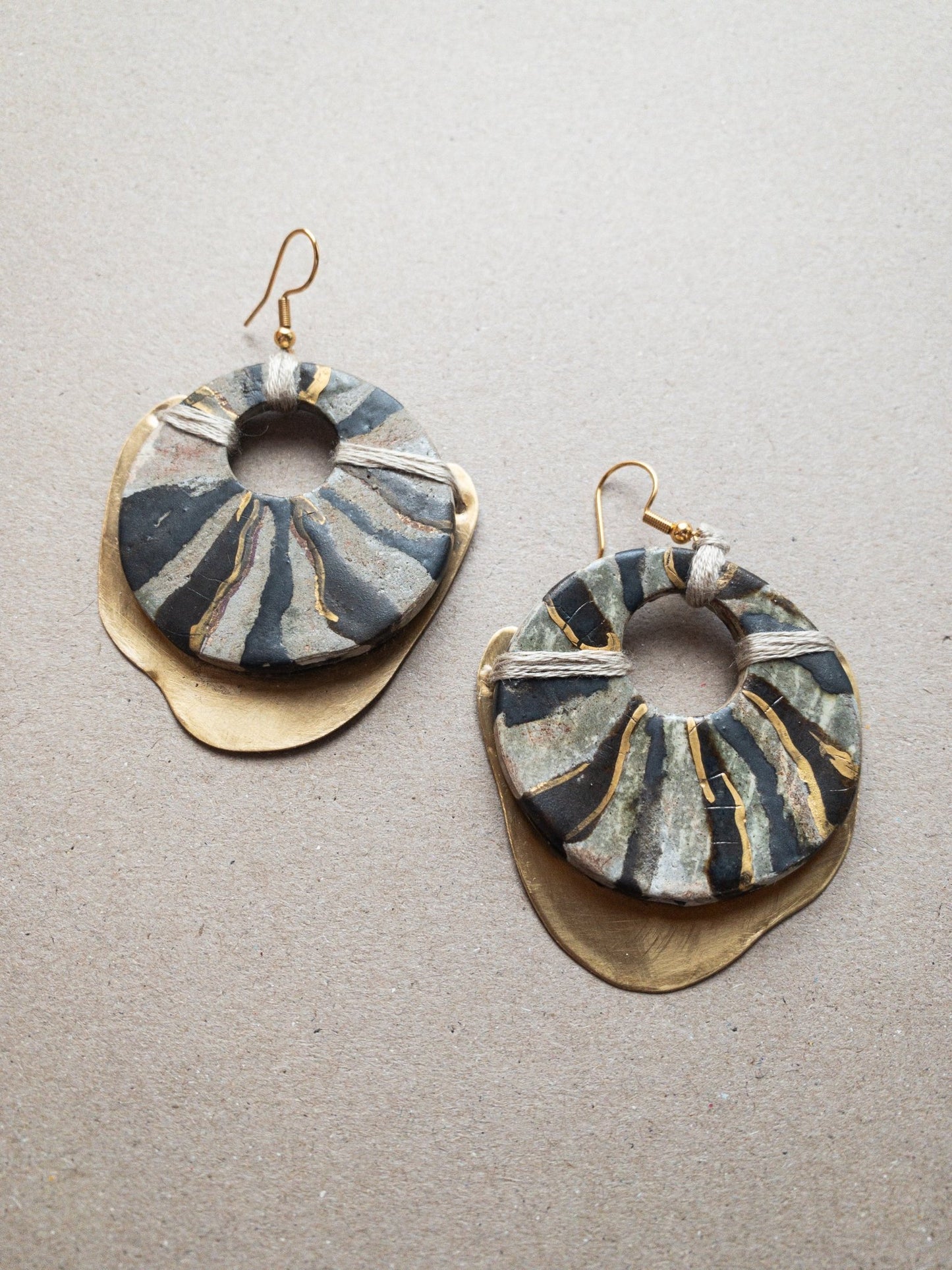Acoddì earings- orecchini a cerchio artigianali in ceramica e ottone - PhaniaC