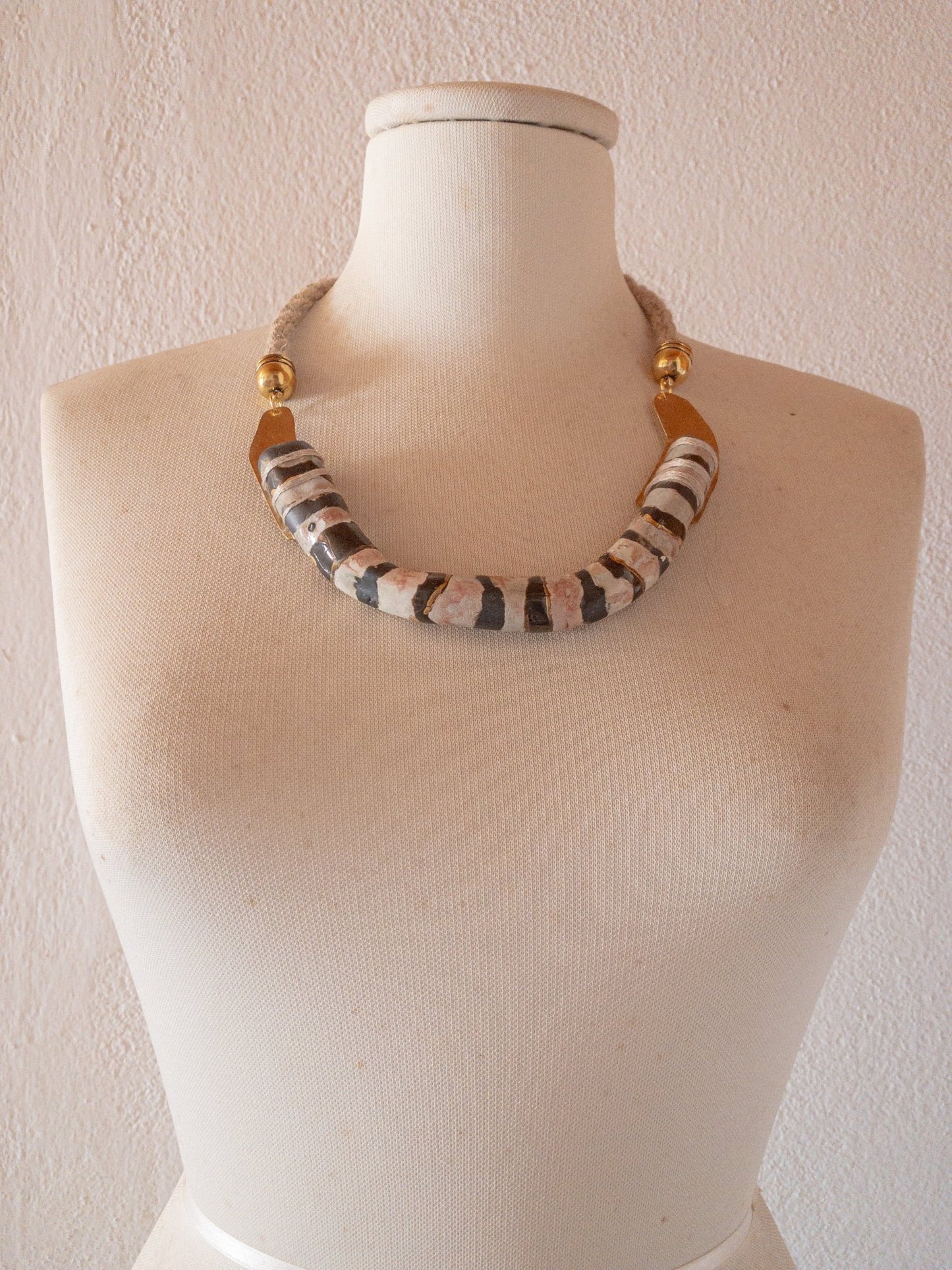 Acoddì Necklace- Collana artigianale in ceramica e corda - PhaniaC