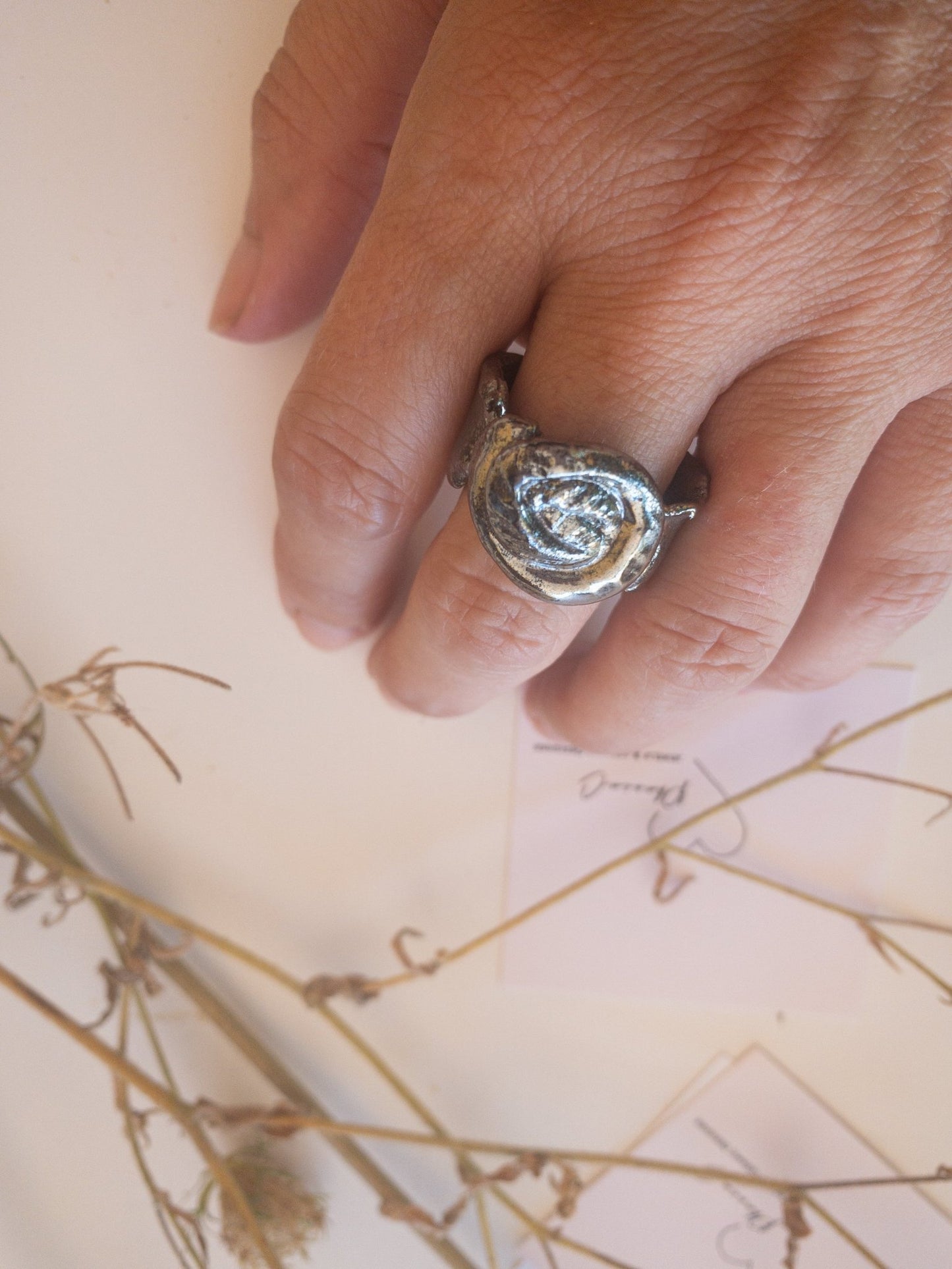 al*G*as - Anello artigianale in ceramica silver con motivo circolare - PhaniaC