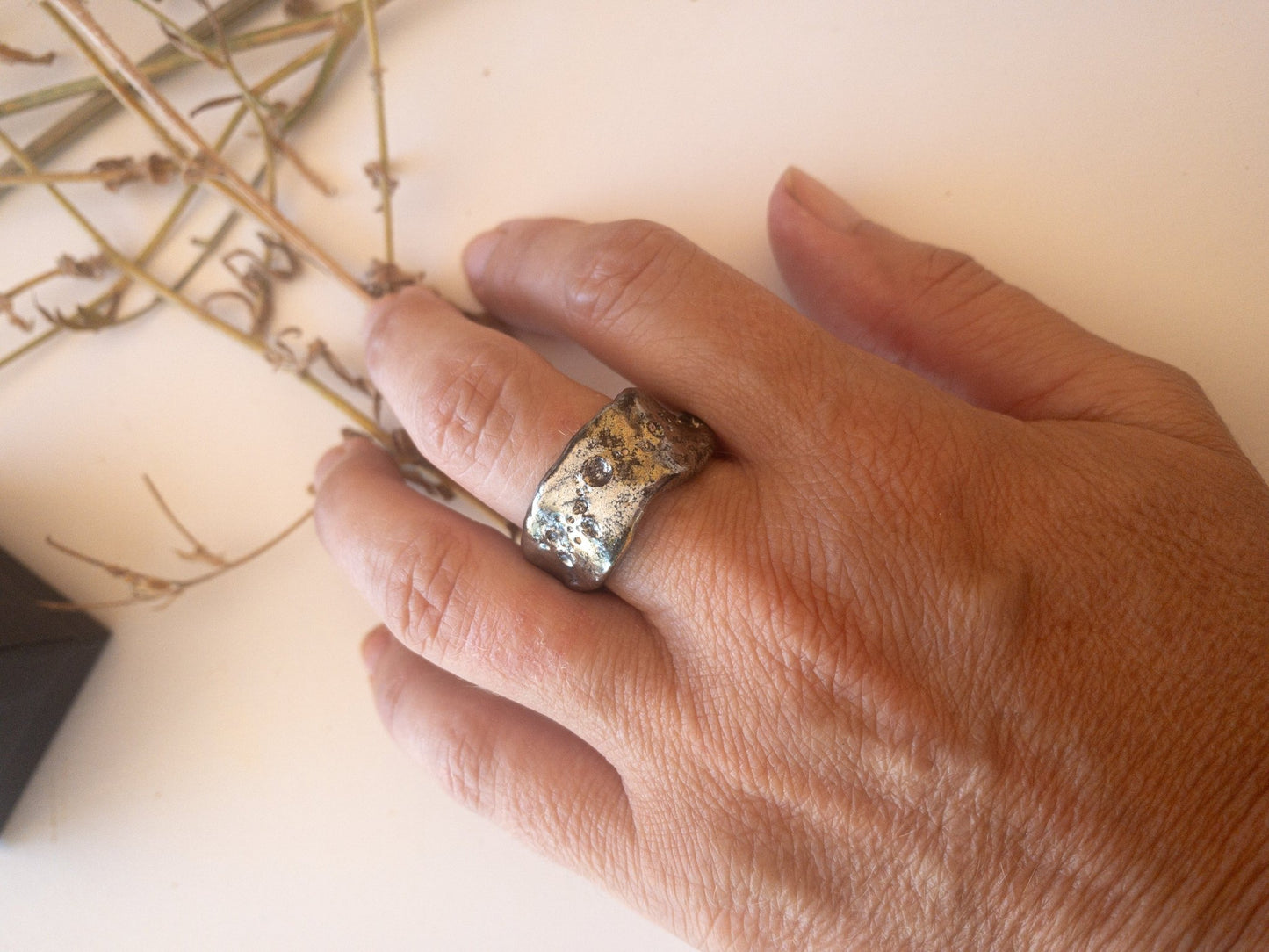 al*G*as - Anello fedina artigianale in ceramica silver irregolare - PhaniaC