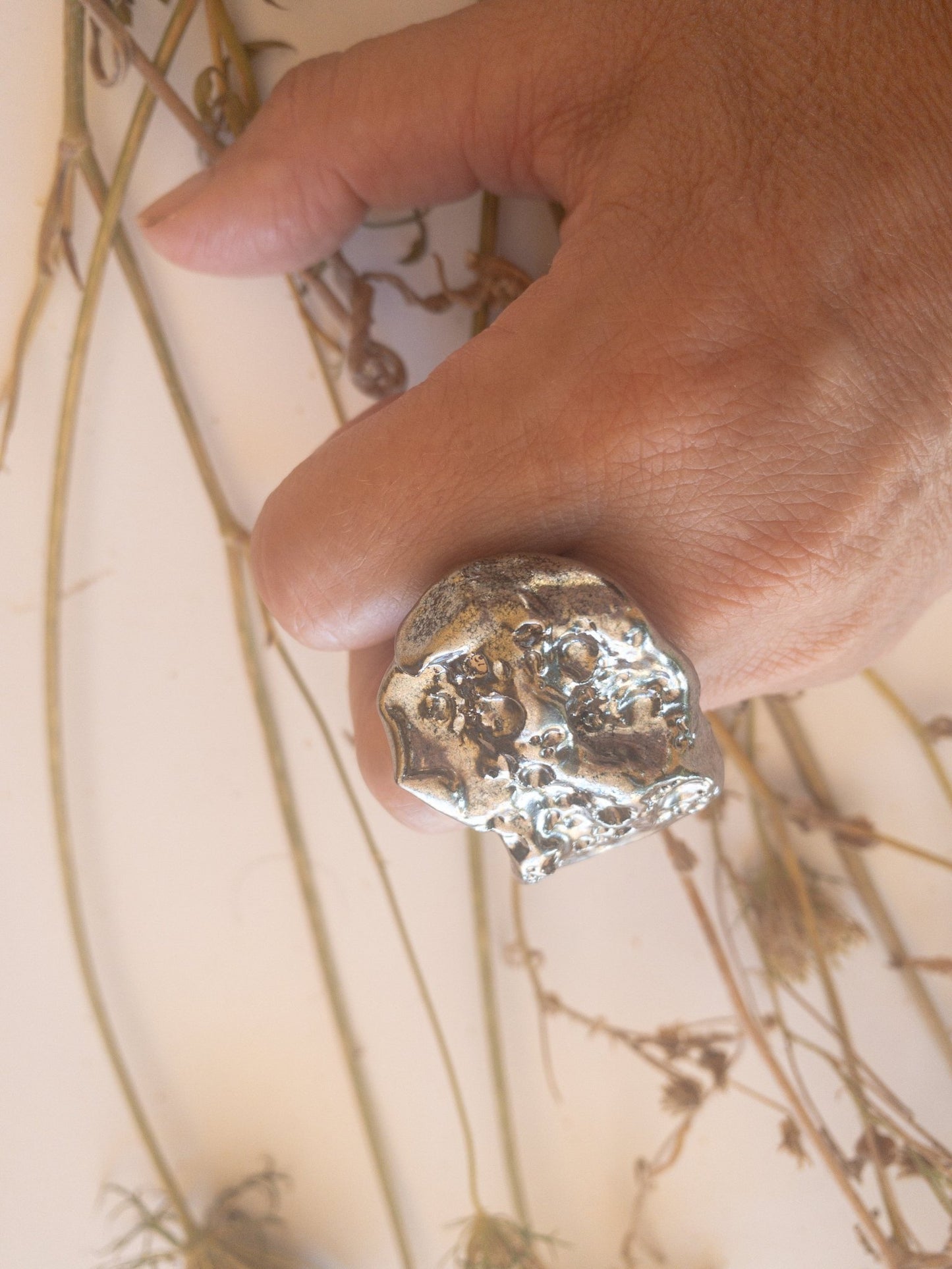 al*G*as - anello scultura artigianale in ceramica silver - PhaniaC