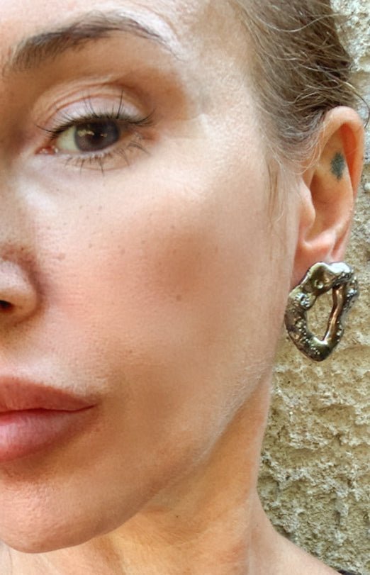 al*G*as - Orecchini artigianali irregolari a cerchio in ceramica silver - PhaniaC