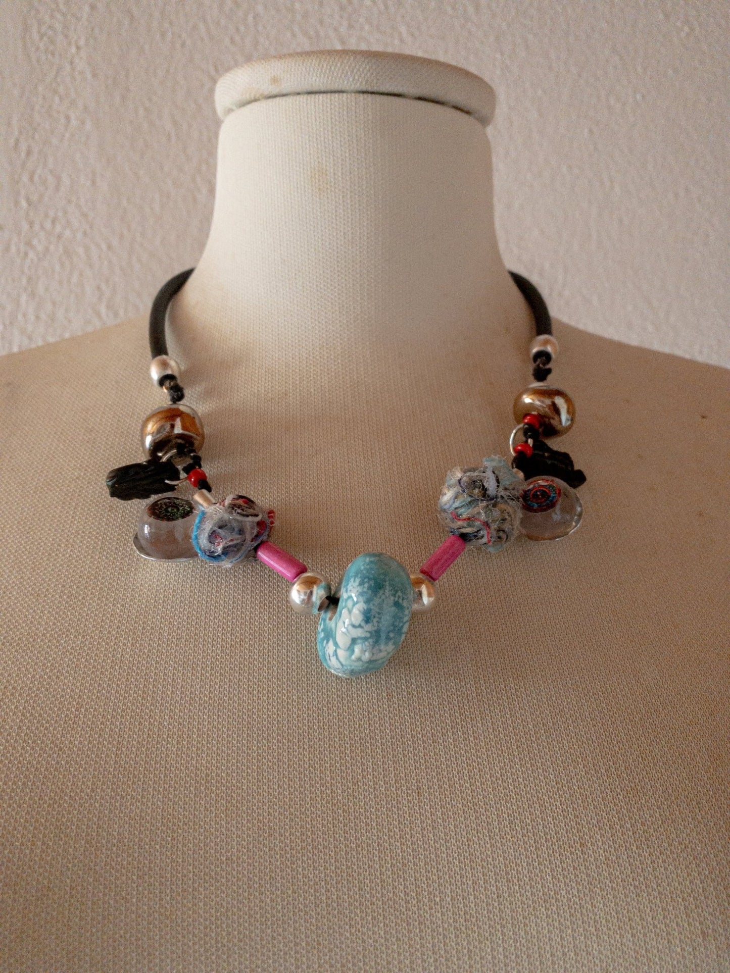 Budelli Necklace- Collana artigianale multicolor nero, turchese, fuxia - PhaniaC