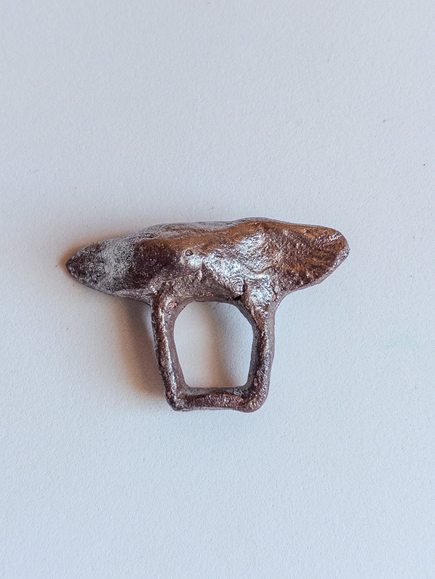 Arvil anello scultura artigianale unico in gres oro rosa