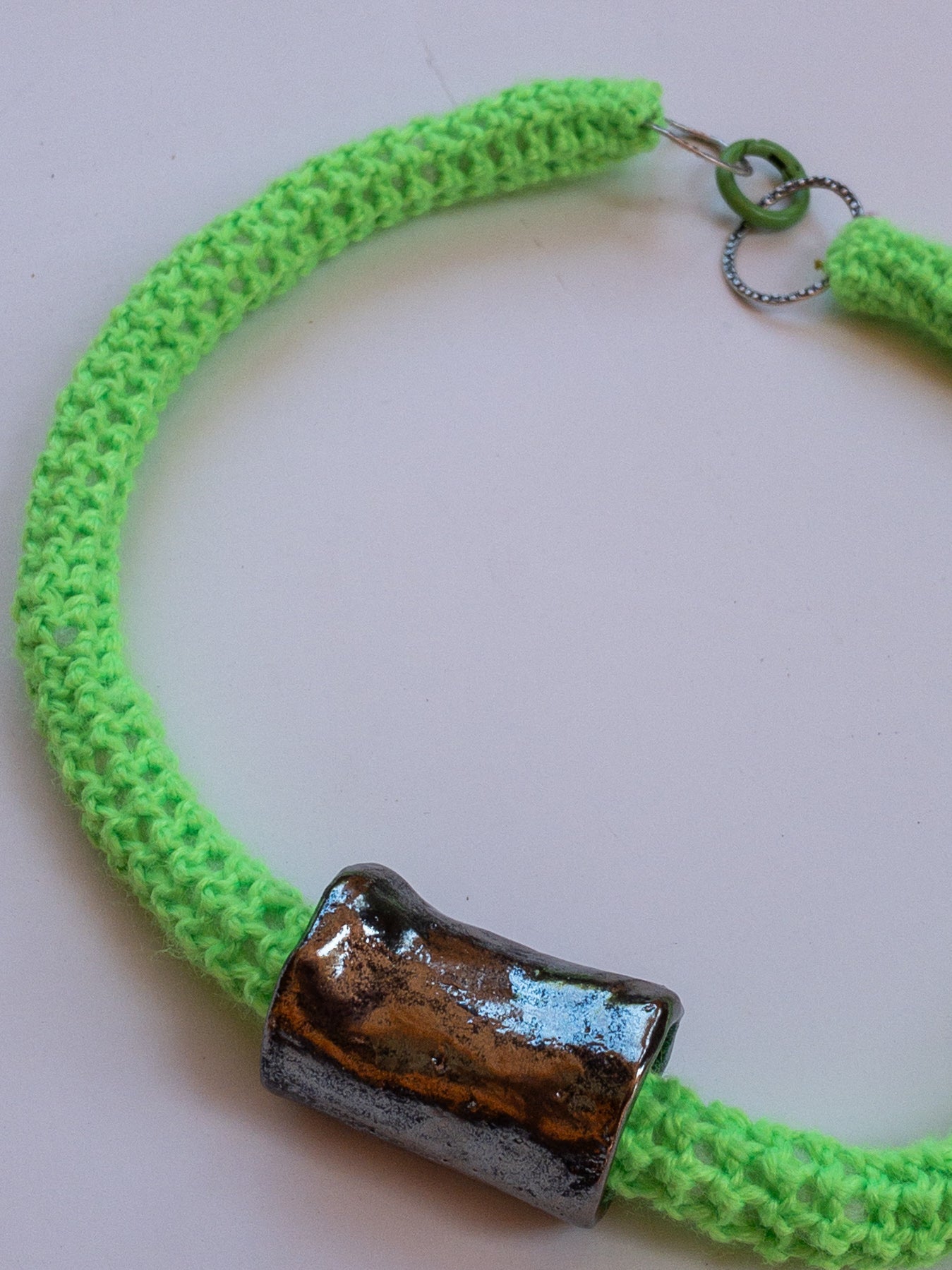Collana artigianale in maglia verde fluorescente con scultura in ceramica argento - PhaniaC Do*nuts -