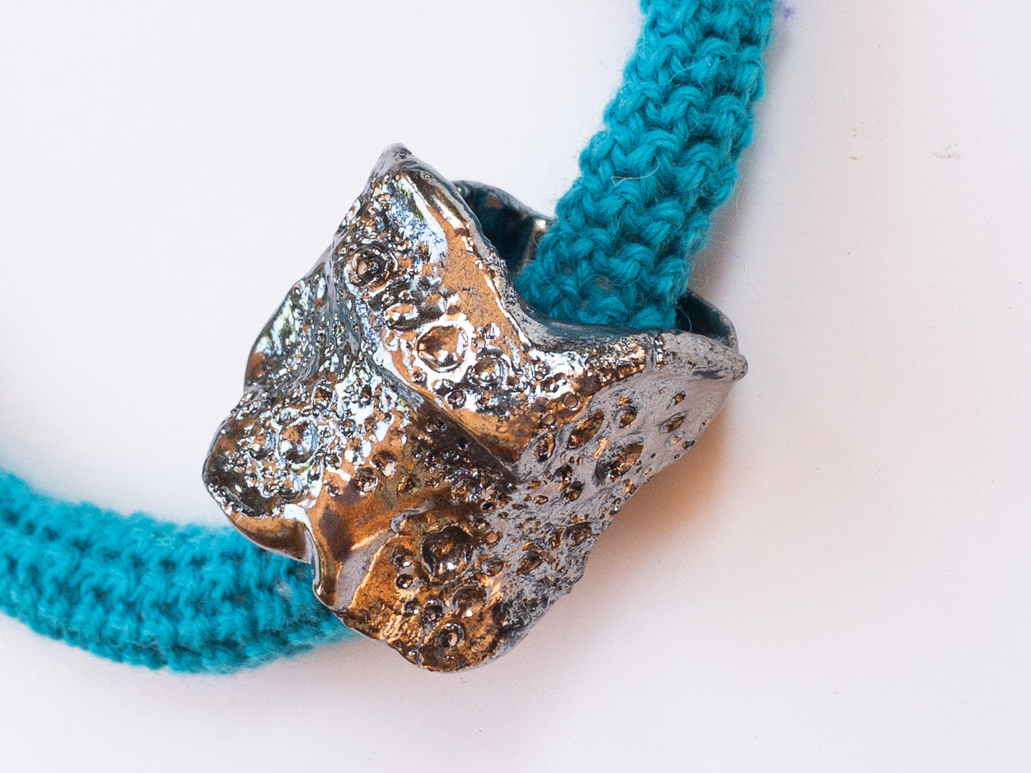 Do*nuts - Colla artigianale in maglia turche se con scultura in ceramica argento - PhaniaC