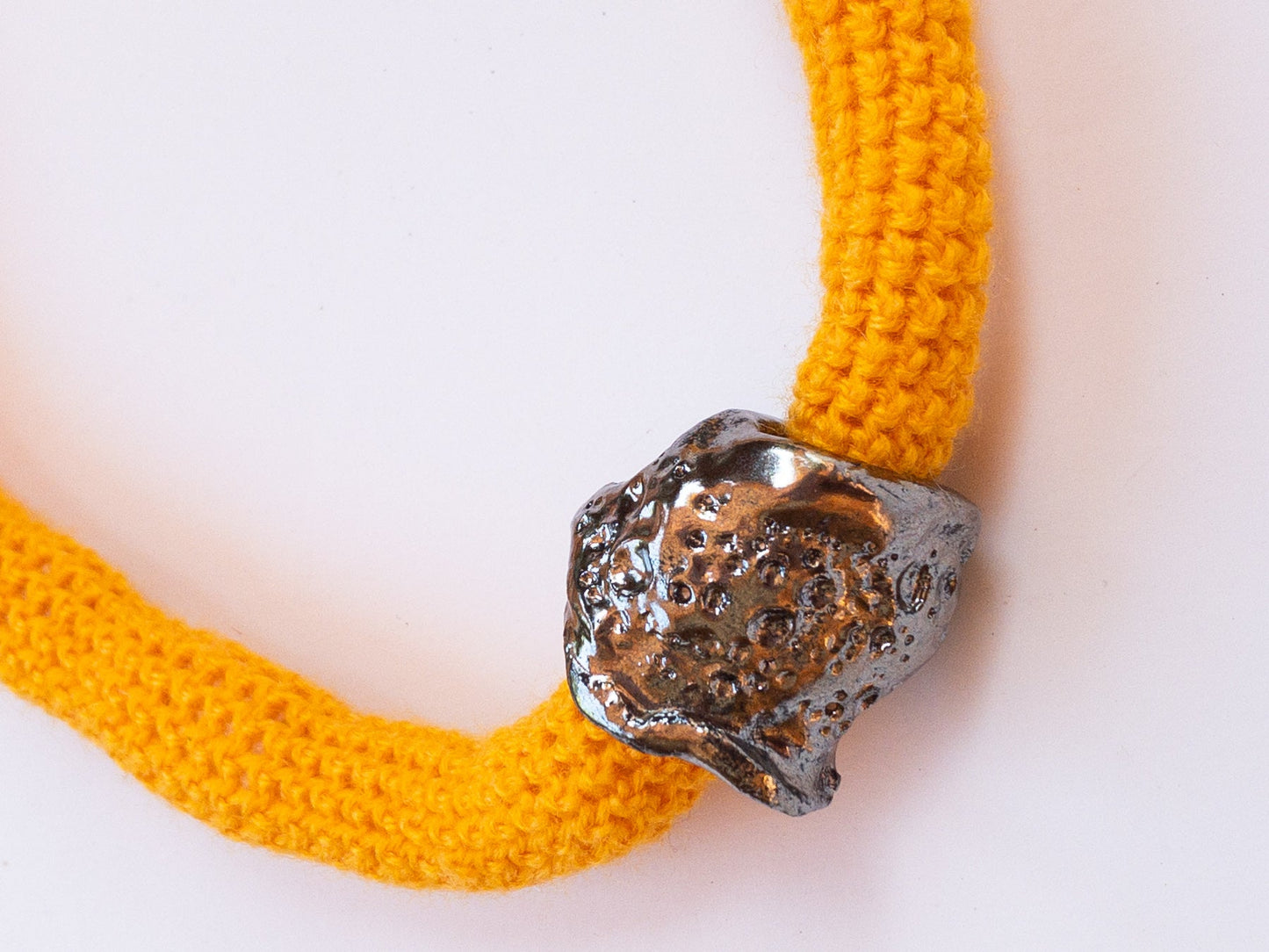 Do*Nuts - Collana artigianale in lana color zafferano con scultura in ceramica Bronzo - PhaniaC