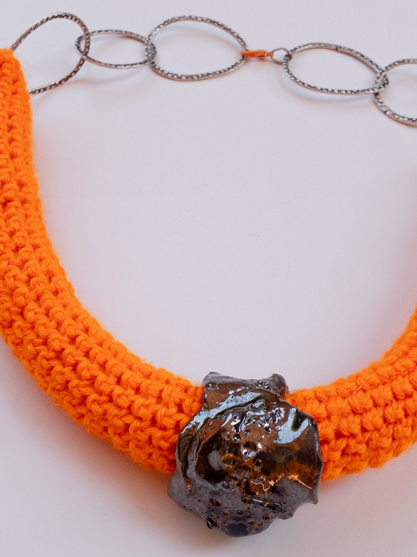 Do*nuts - Collana artigianale in maglia arancio con scultura in ceramica bronzo - PhaniaC
