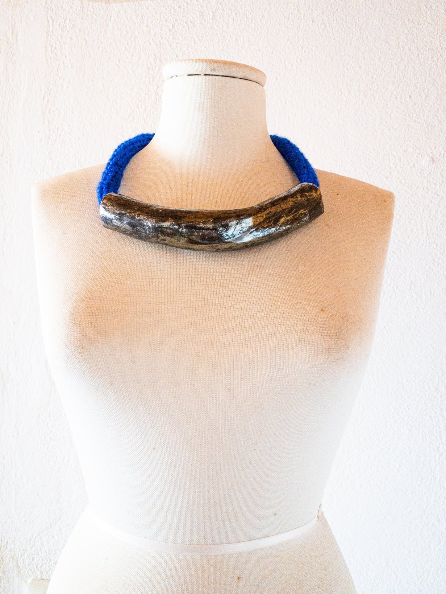 Do*nuts - Collana artigianale in maglia bluette e scultura in ceramica argento - PhaniaC