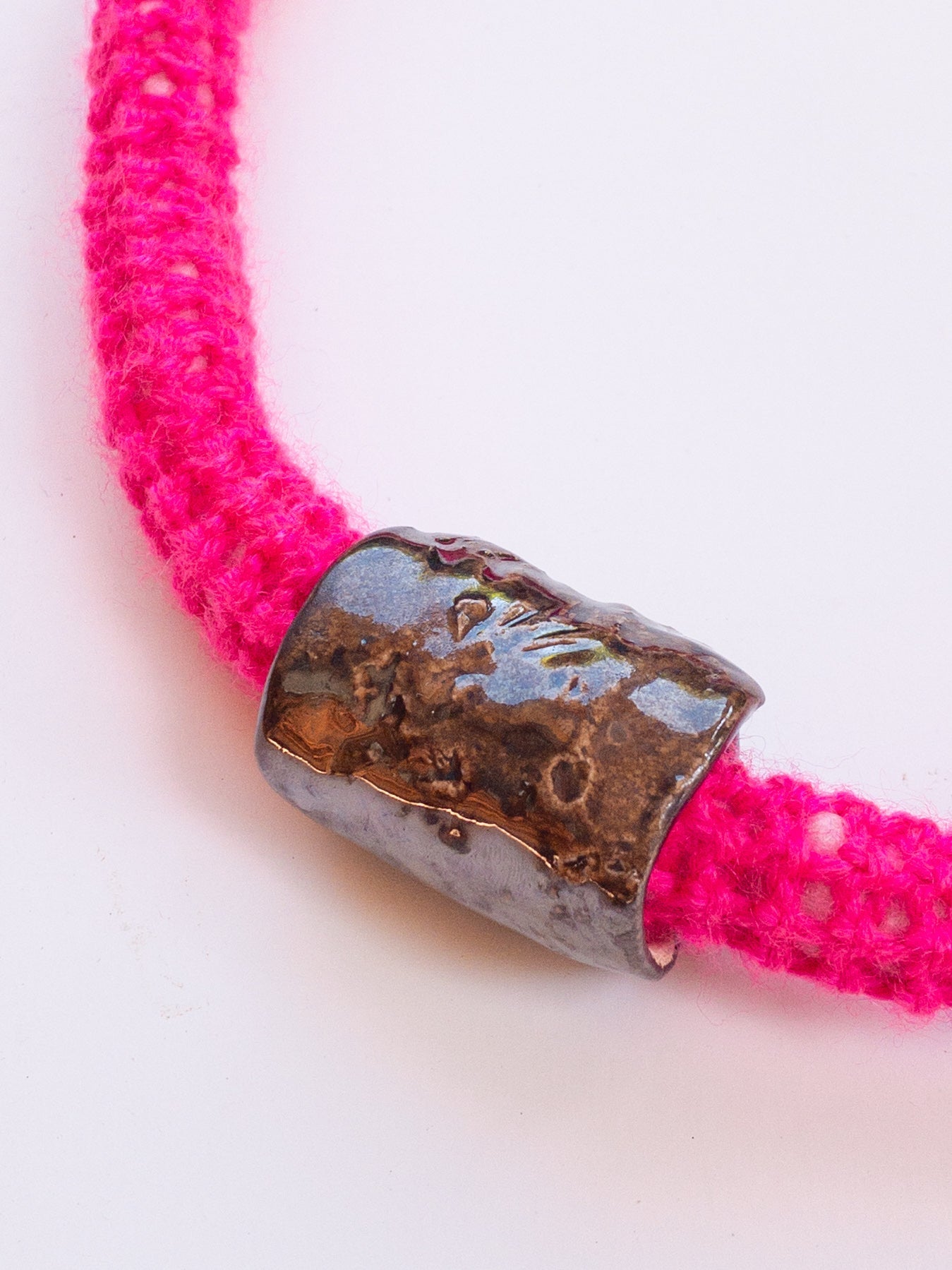 Do*nuts - Collana artigianale in maglia fuxia con scultura in ceramica bronzo - PhaniaC