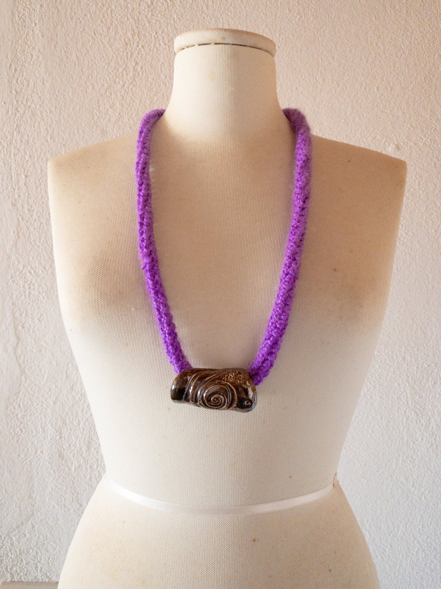 Do*nuts - Collana artigianale in maglia porpora con scultura in ceramica bronzo - PhaniaC