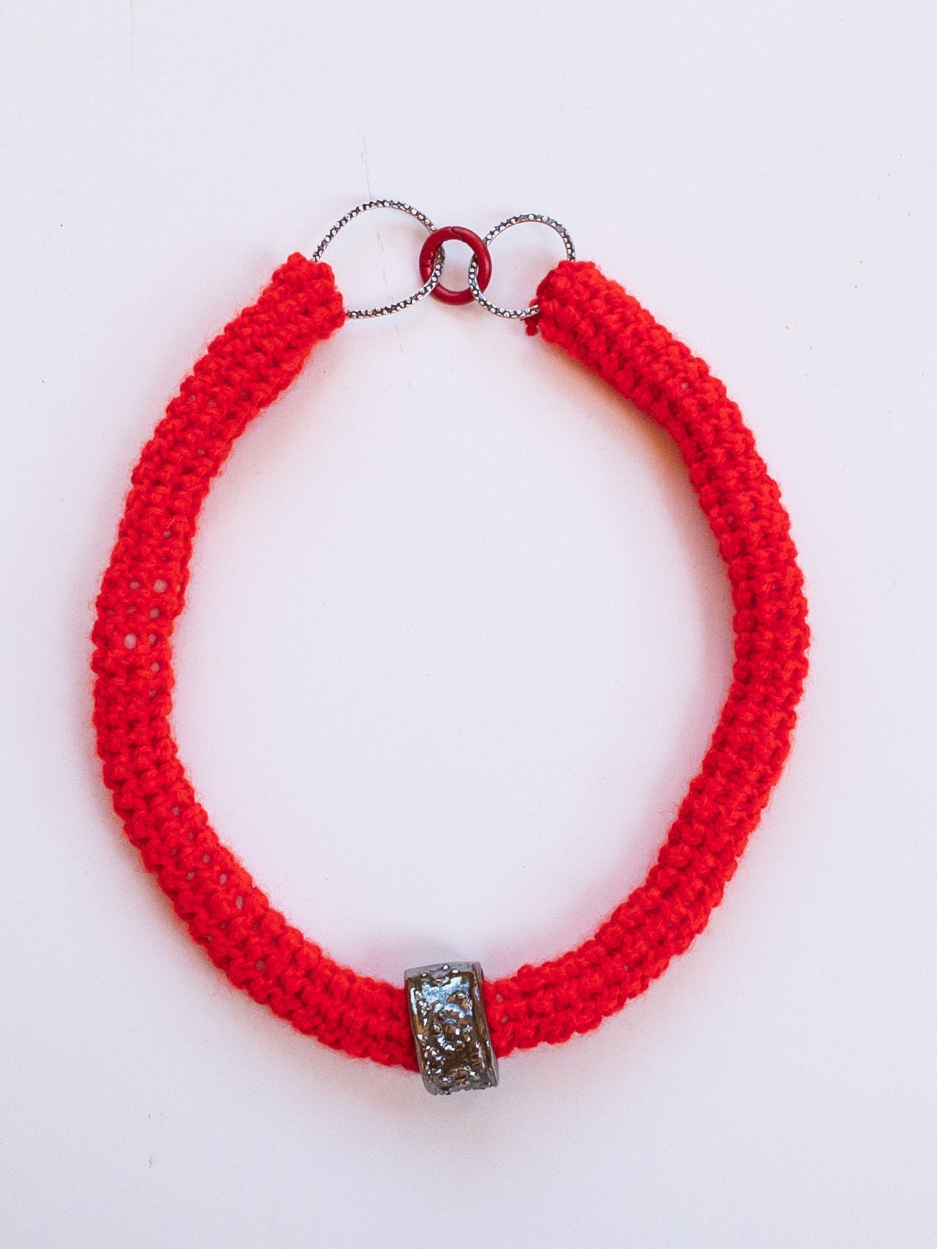 Do*nuts - Collana artigianale in maglia rossa e scultura in ceramica bronzo - PhaniaC