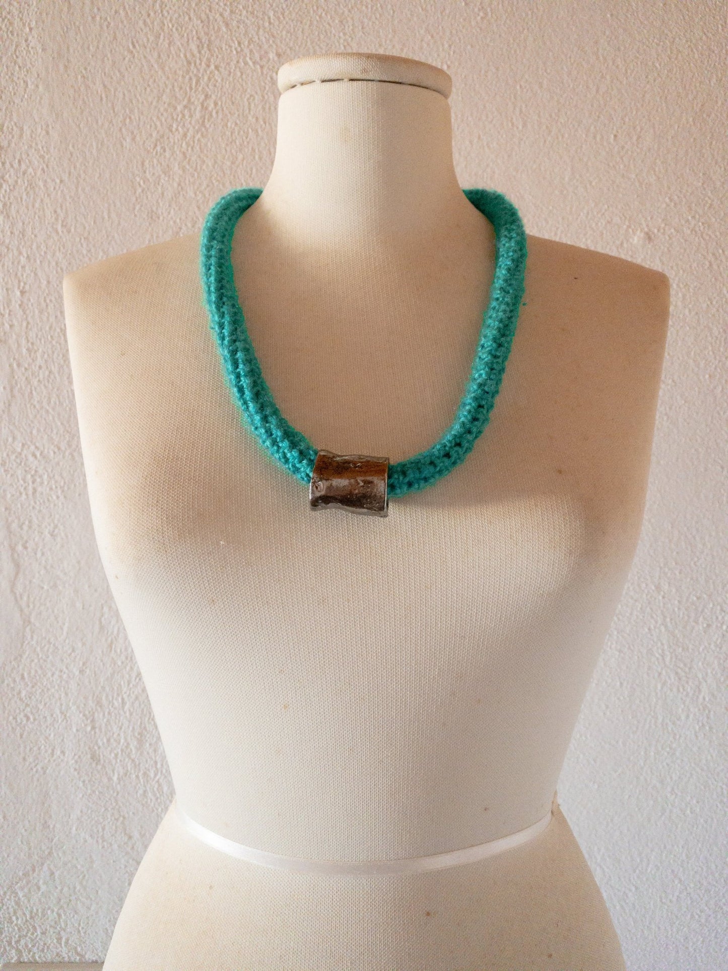 Do*nuts - Collana artigianale in maglia smeraldo com scultura in ceramica argento - PhaniaC