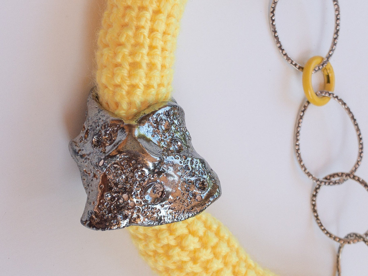 Do*nuts - Collier artigianale in maglia colorata e scultura in ceramica - PhaniaC