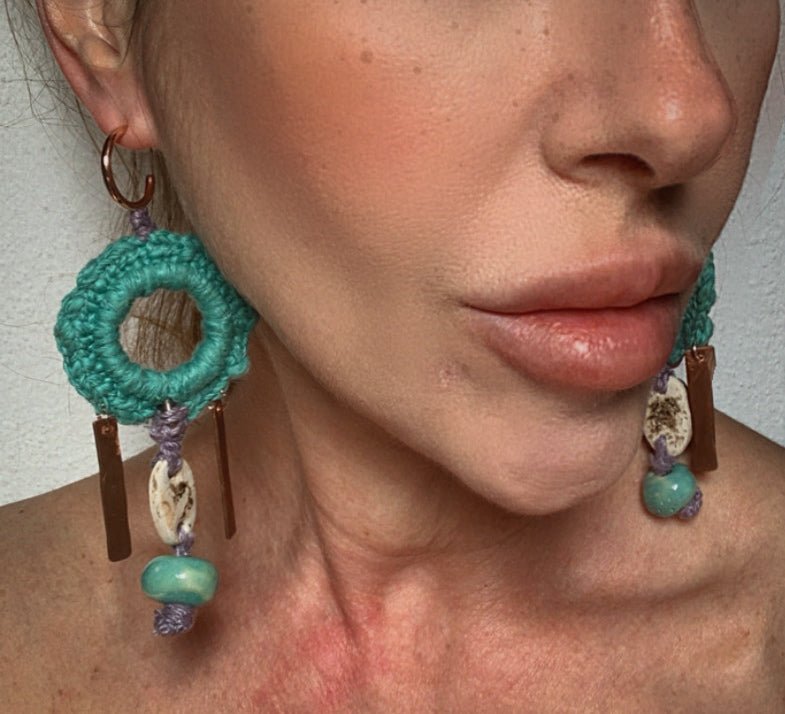 Orecchini La.Goo.n in crochet a cerchio lunghi color laguna con inserti in rame e ceramica ovara -serie Cro.co.cer-Phaniac