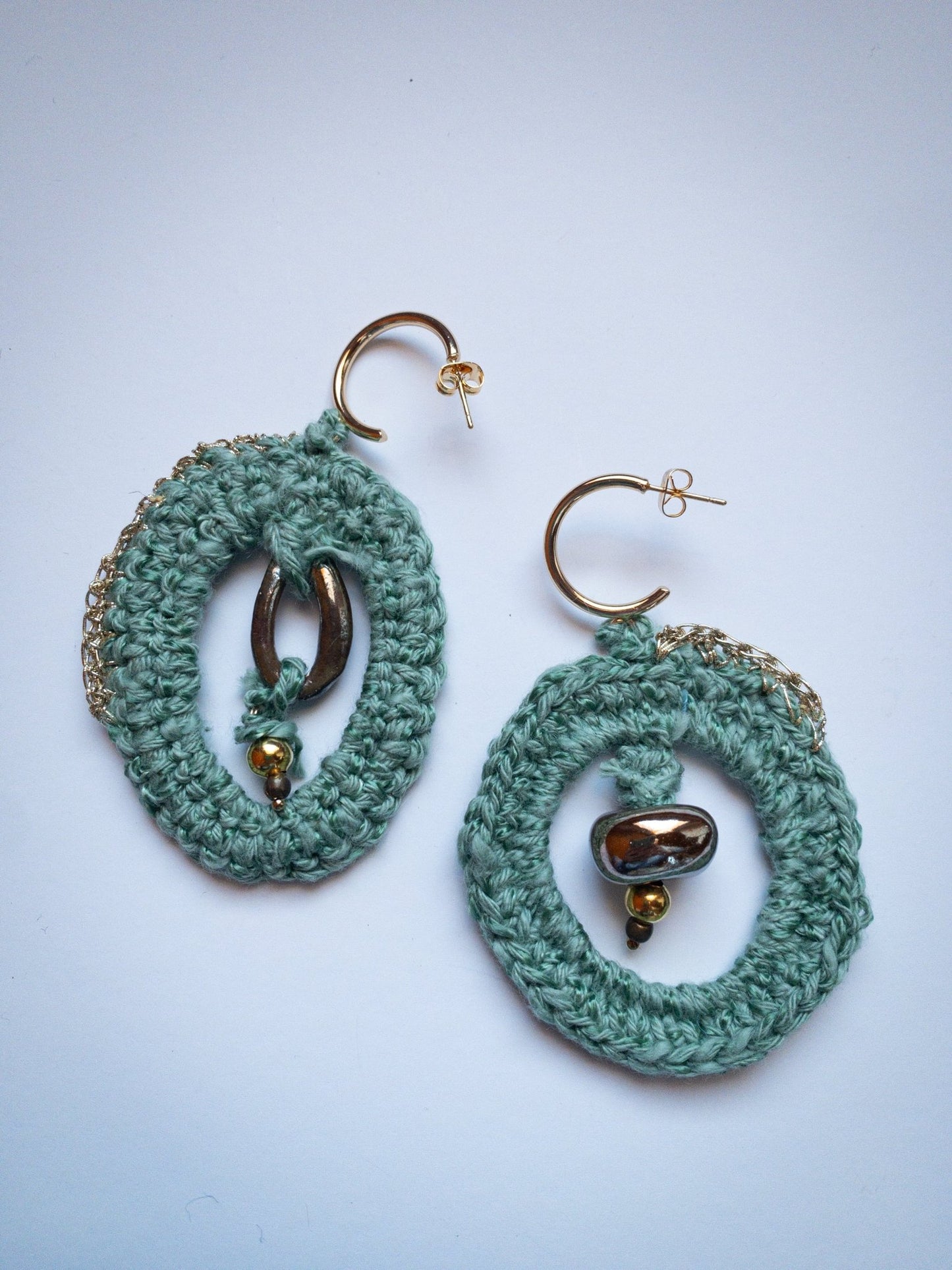 Medith.Bush Earings - Orecchini a cerchio asimmetrici crochet e ceramica - PhaniaC