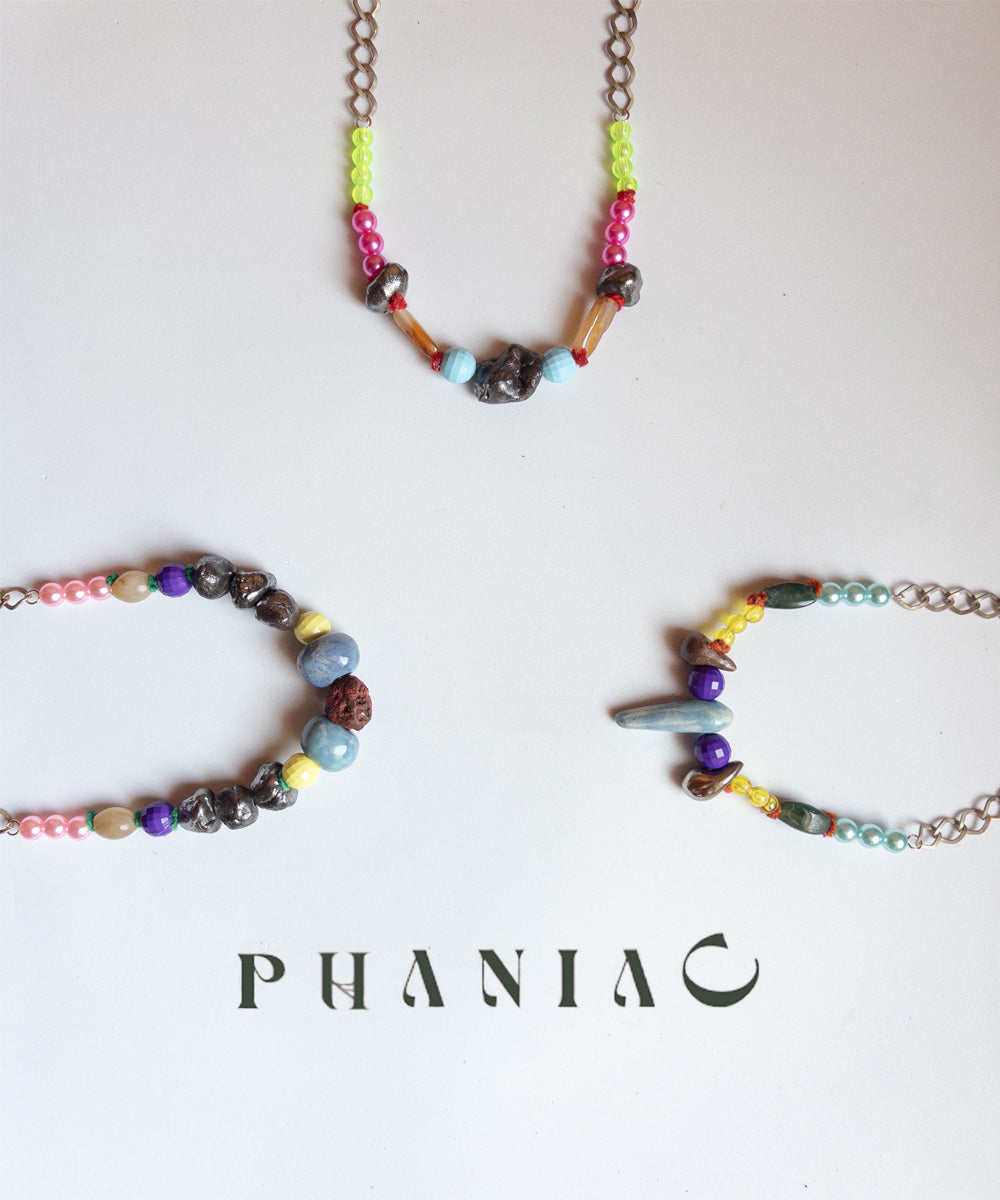 Collana artigianale in pietre e ceramica multicolor lunga Gueffus