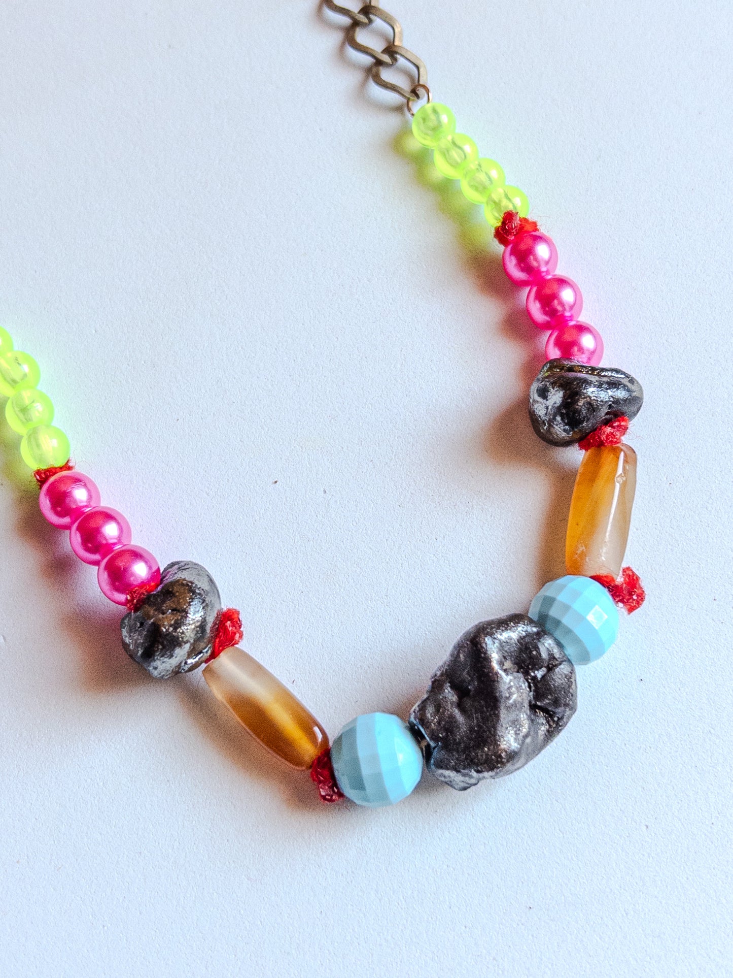 Collana artigianale in pietre e ceramica multicolor corta Gueffus