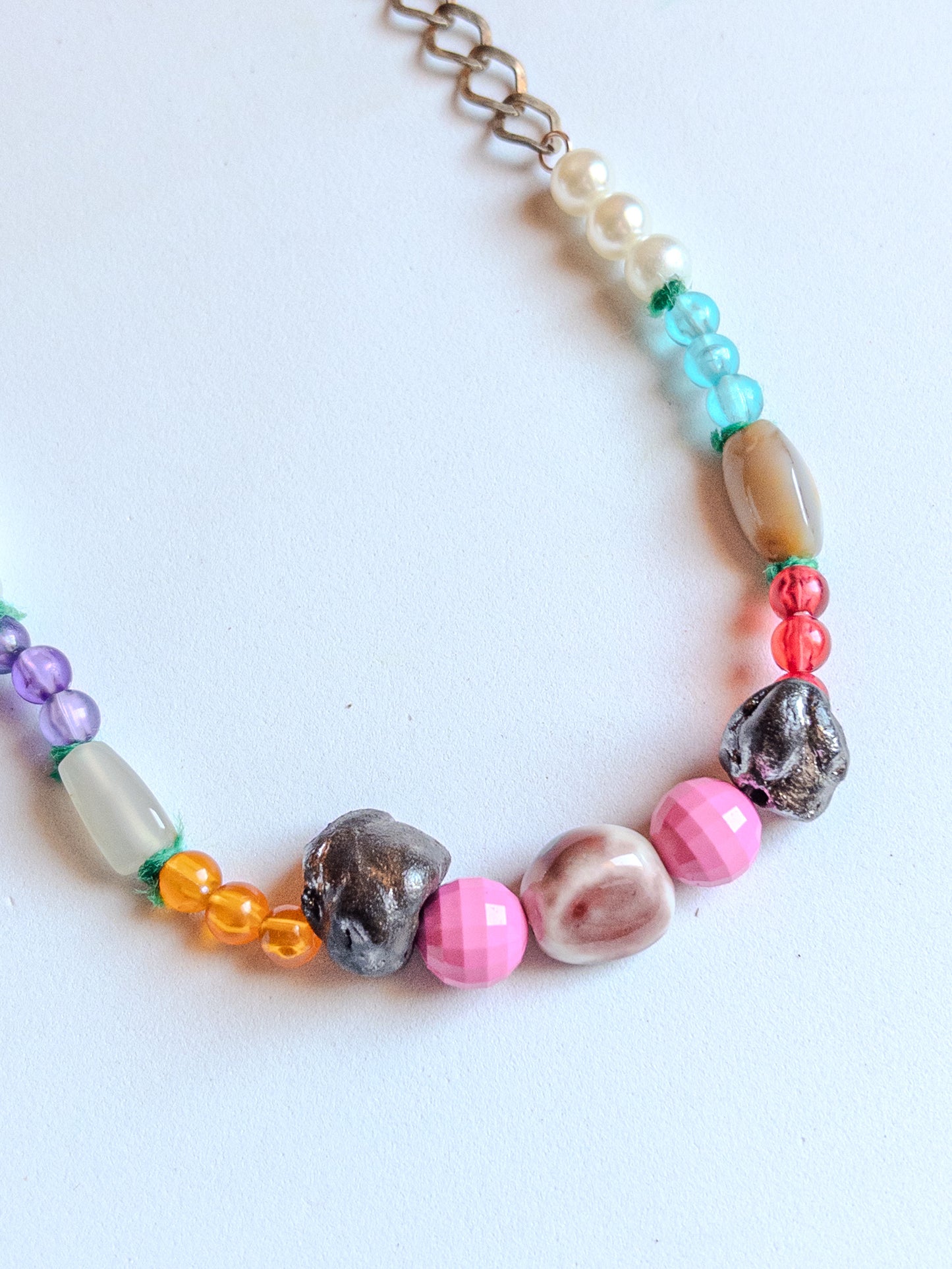 Collana artigianale in pietre e ceramica multicolor lunga Gueffus