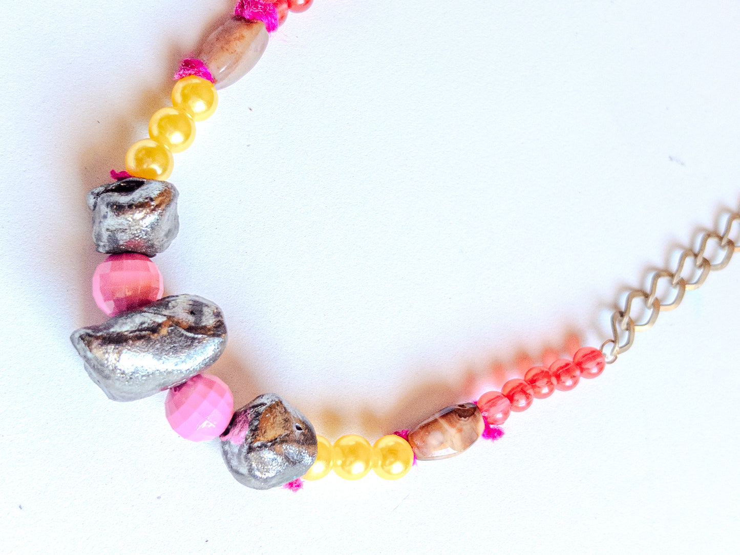 Collana artigianale in pietre e ceramica multicolor Gueffus