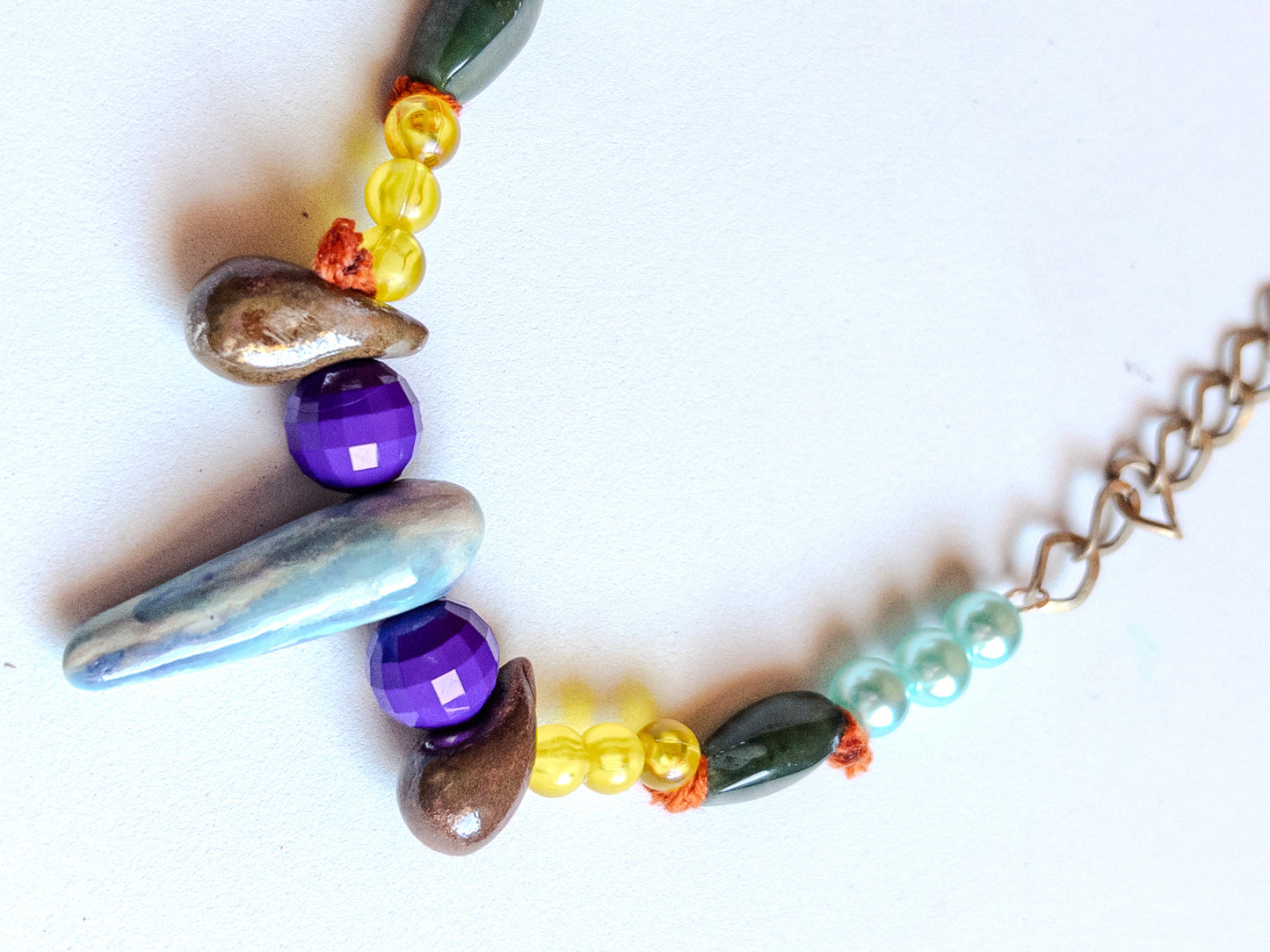 Collana artigianale in pietre e ceramica multicolor corta Gueffus