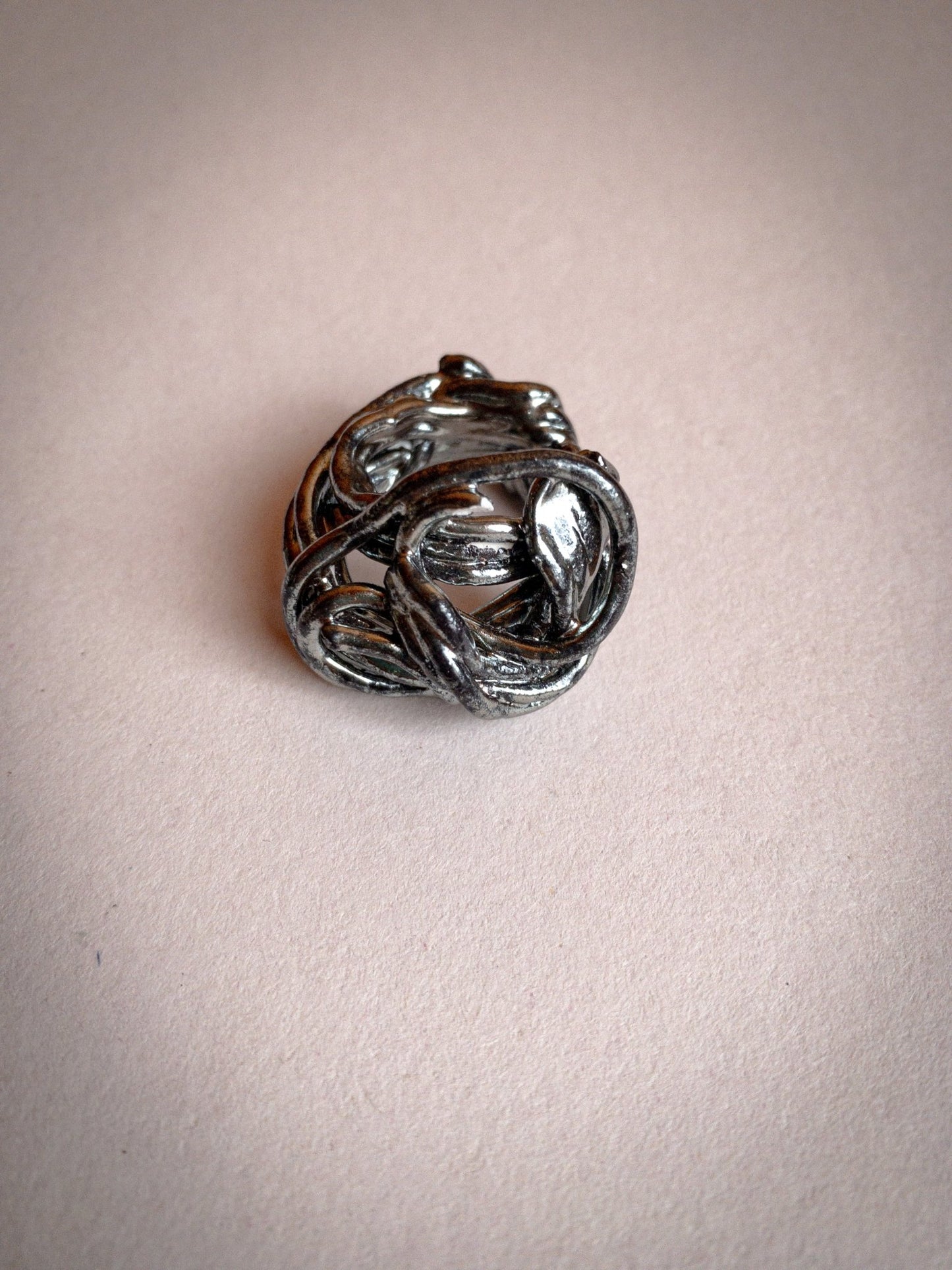 Knots * iron - Anello in ceramica intrecciata color ferro - PhaniaC