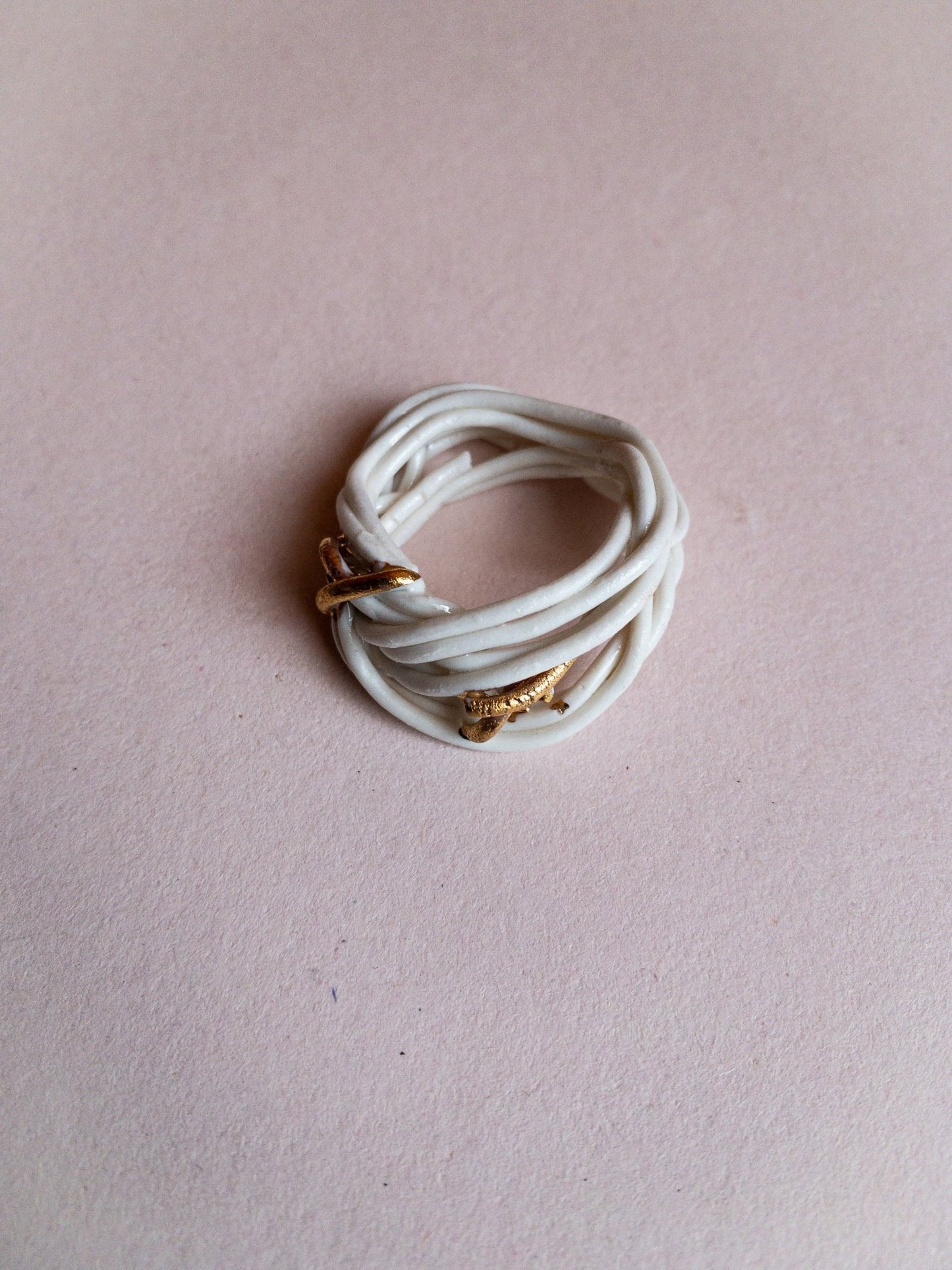 Knots*1 White - Anello intrecciato in porcellana bianco e oro 10 kt - PhaniaC