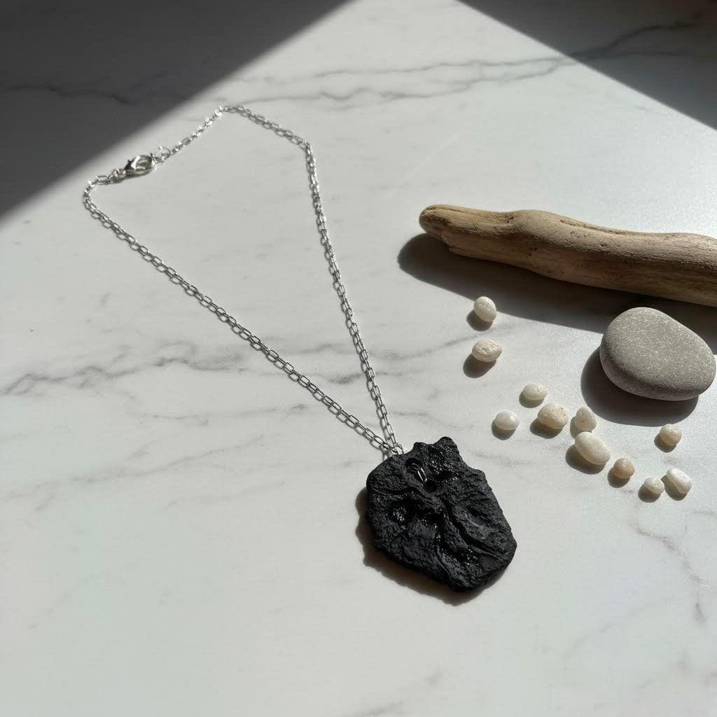 collana artigianale perda niedda con ciondolo in gres nero e catena argento 925 -phaniac