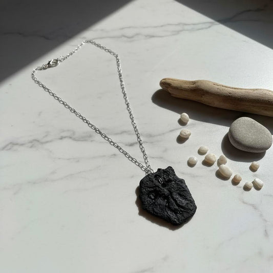 collana artigianale perda niedda con ciondolo in gres nero e catena argento 925 -phaniac
