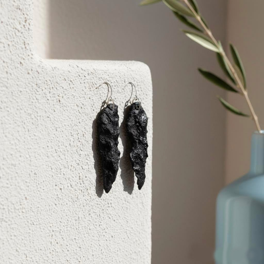 orecchini irregolari lunghi artigianali in gres nero e argento 925