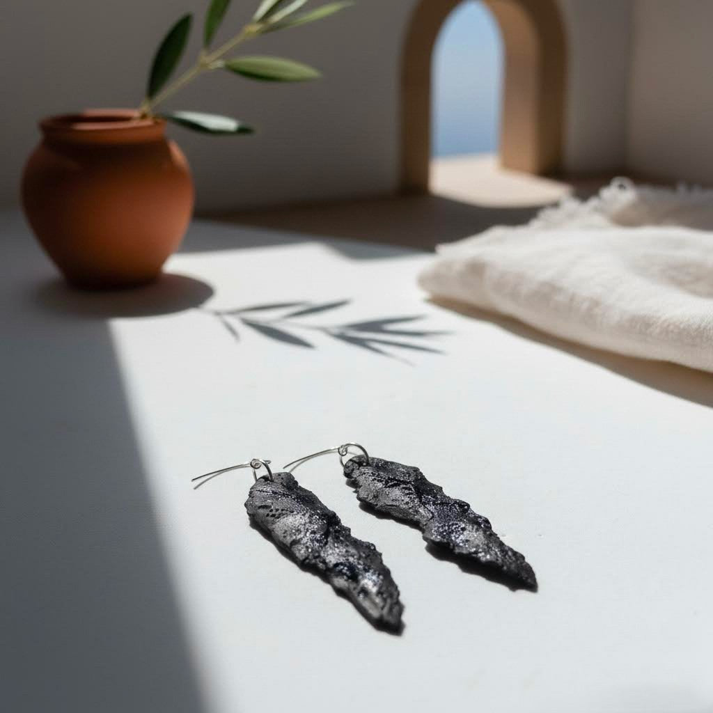 orecchini irregolari lunghi artigianali in gres nero e argento 925