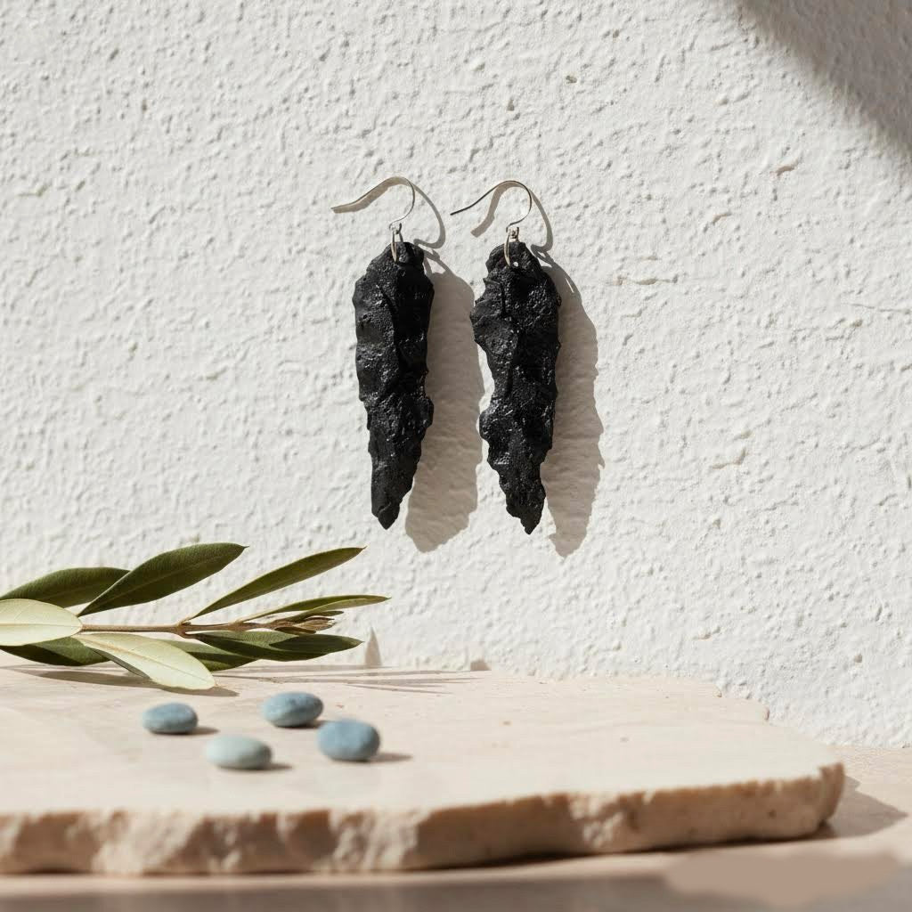 orecchini irregolari lunghi artigianali in gres nero e argento 925