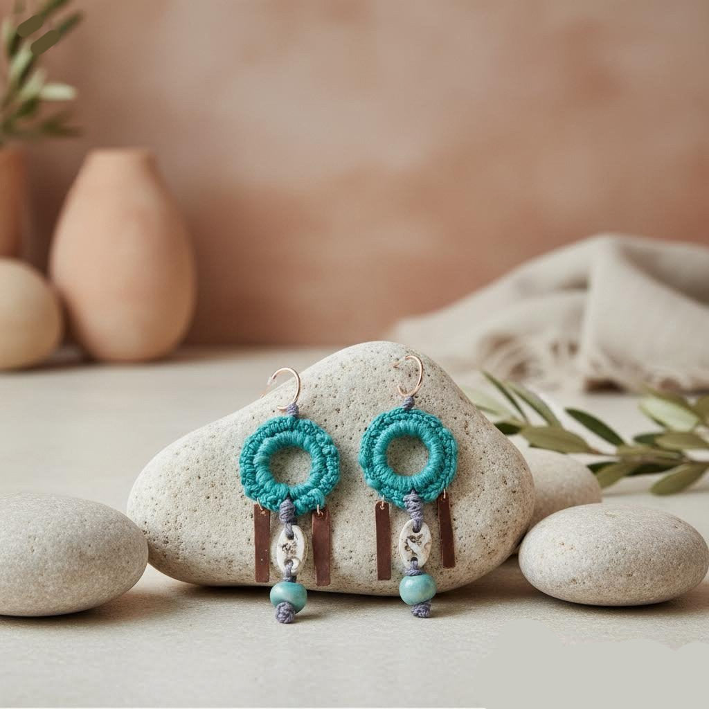 Orecchini La.Goo.n in crochet a cerchio lunghi color laguna con inserti in rame e ceramica ovara -serie Cro.co.cer-Phaniac