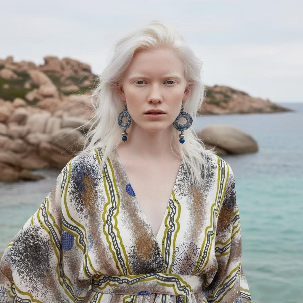 orecchini in crochet, lapislazzuli e ceramica beige e blu -cro.co.cer collection