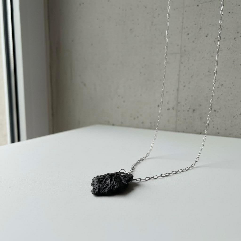 collana artigianale con ciondolo in gres nero e argento 925- perda niedda-phaniac