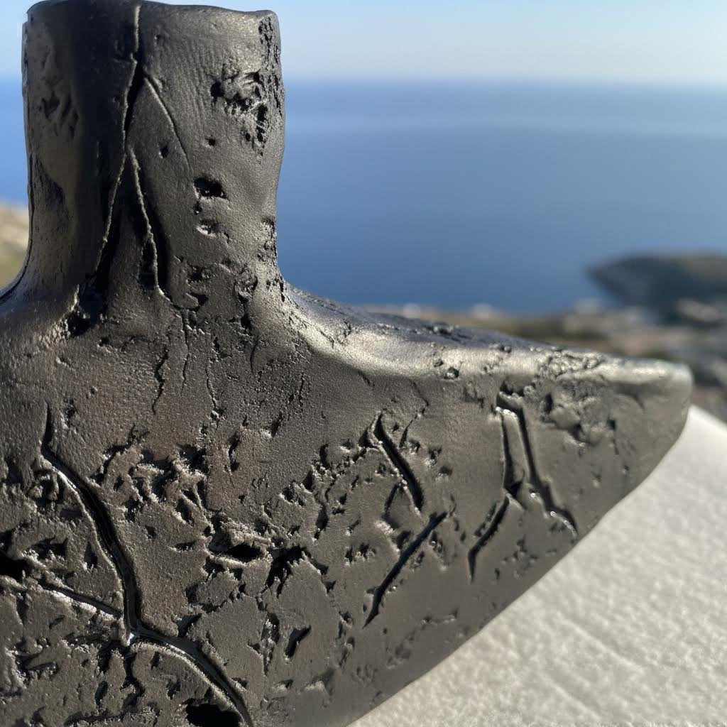 vaso scultura mezzaluna perda niedda in gres nero-phaniac