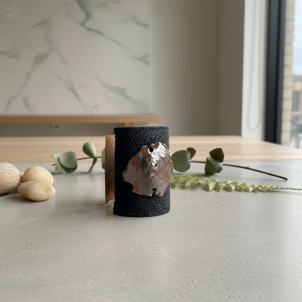 bracciale in pelle nera, ottone e ceramica algas-phaniac