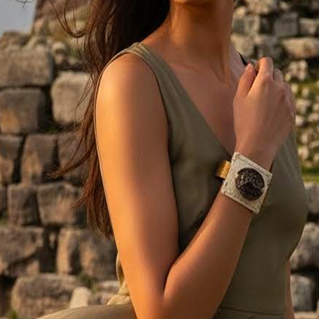 bracciale piccolo in pelle , ceramica e ottone algas-phaniac