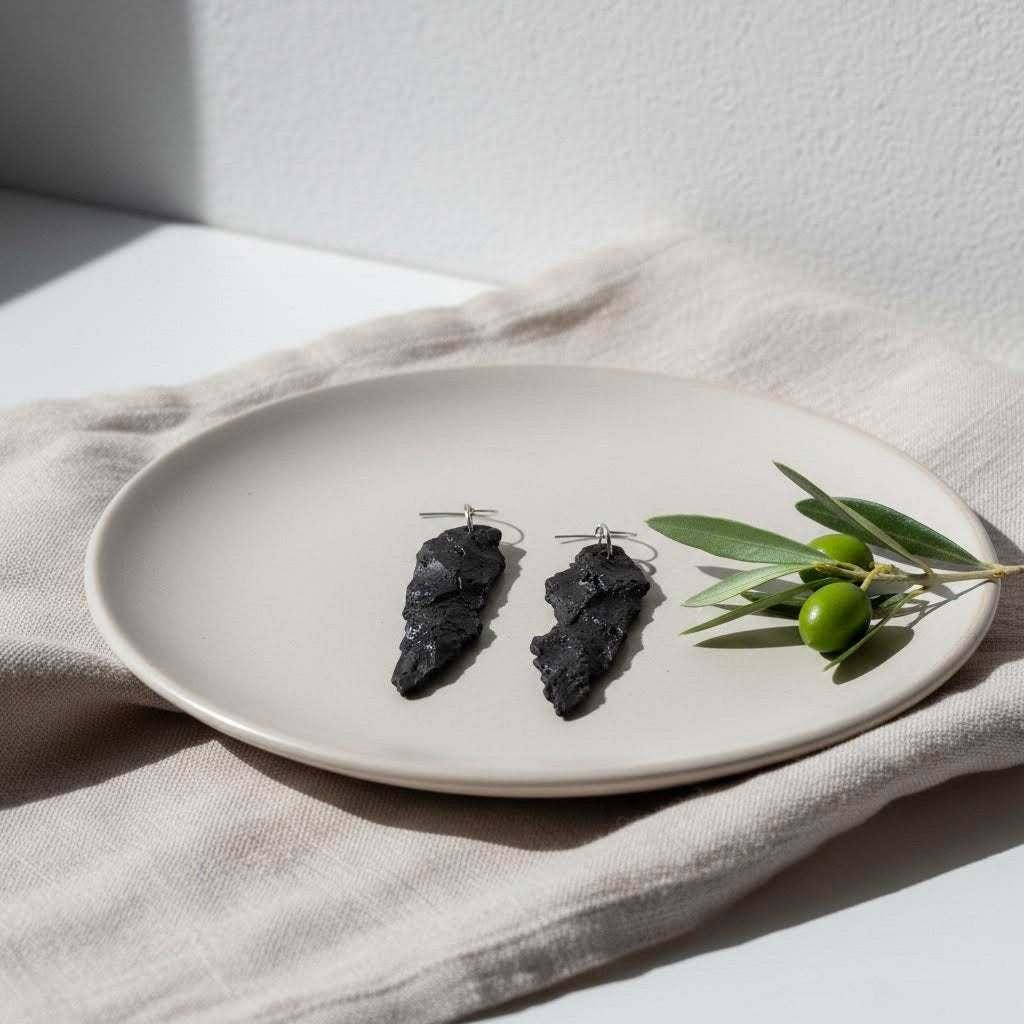 orecchini irregolari lunghi artigianali in gres nero e argento 925