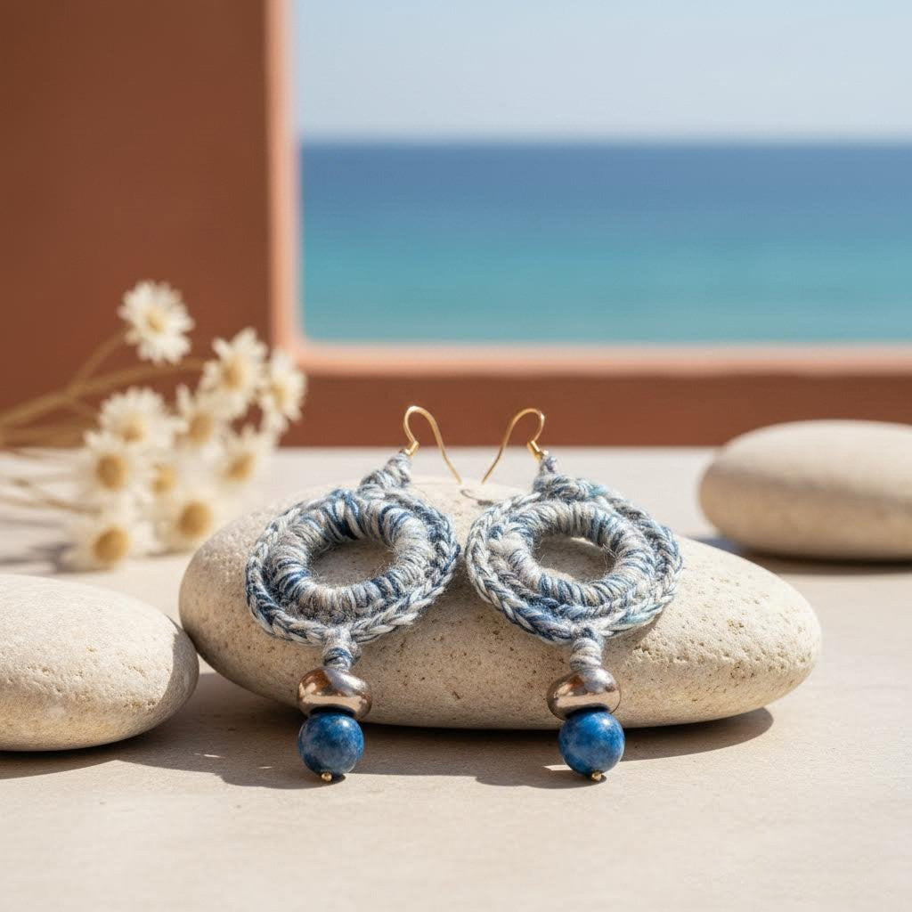 orecchini in crochet, lapislazzuli e ceramica beige e blu -cro.co.cer collection