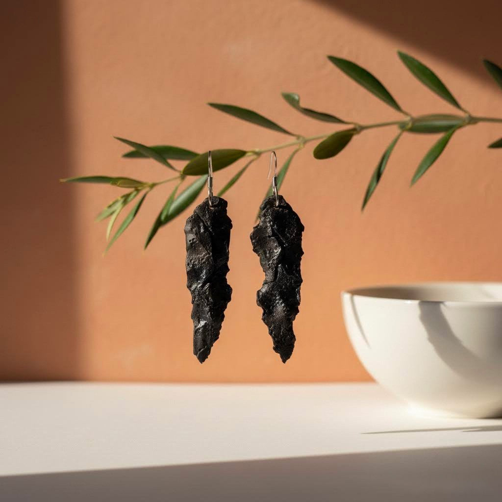 orecchini irregolari lunghi artigianali in gres nero e argento 925