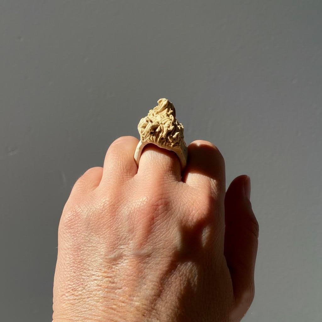 Anello scultura neptune  in gres beige-phaniac