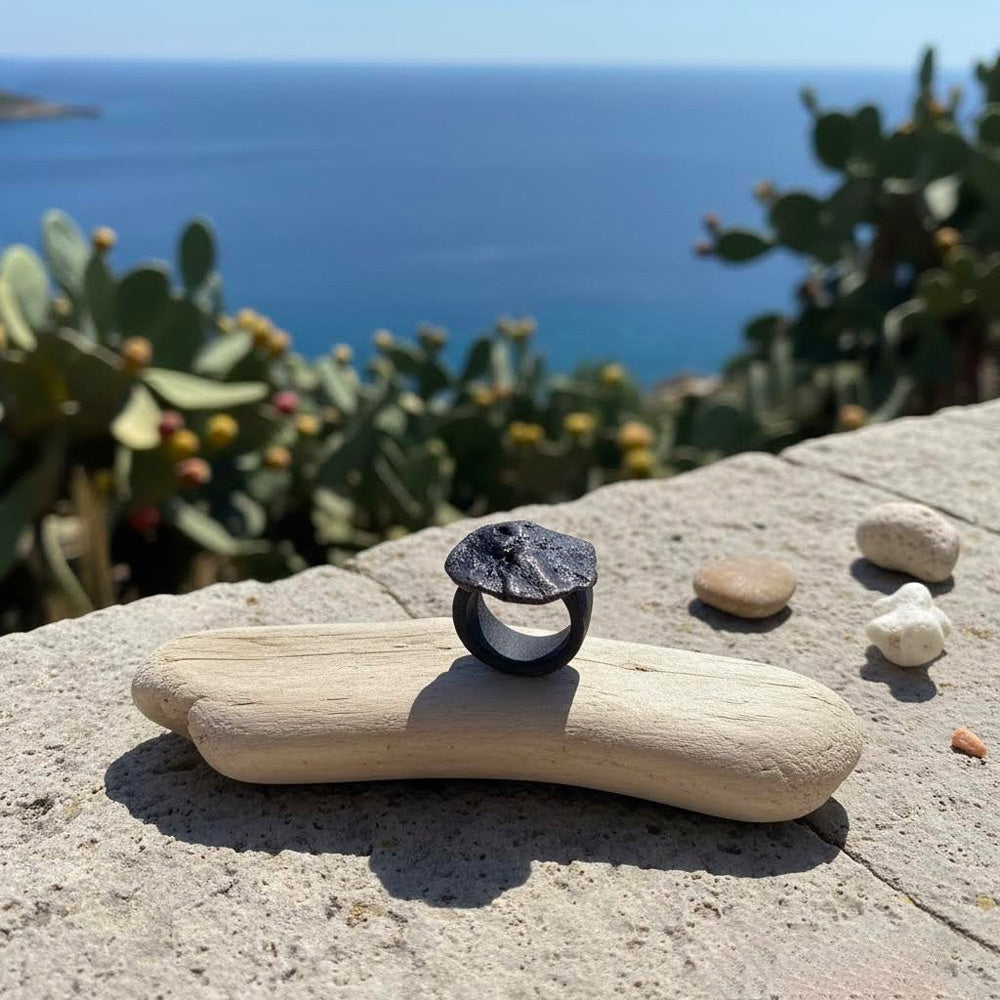 Perda Niedda-anello scultura artigianale in ceramica nera