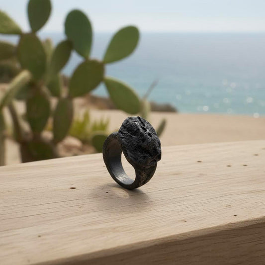 Perda Niedda-anello scultura artigianale in ceramica nera