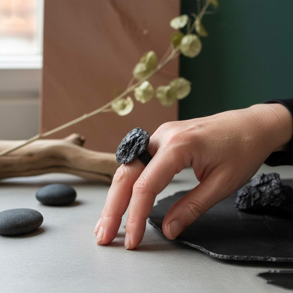Perda Niedda-anello scultura artigianale in ceramica nera