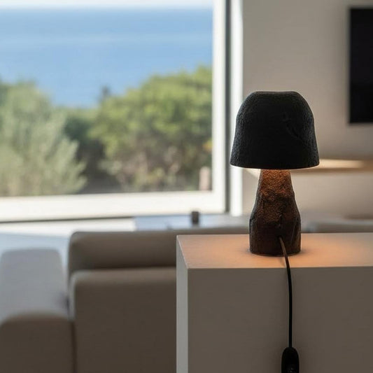 Perda Niedda- Lampada scultura da tavolo in gres nero sardegna