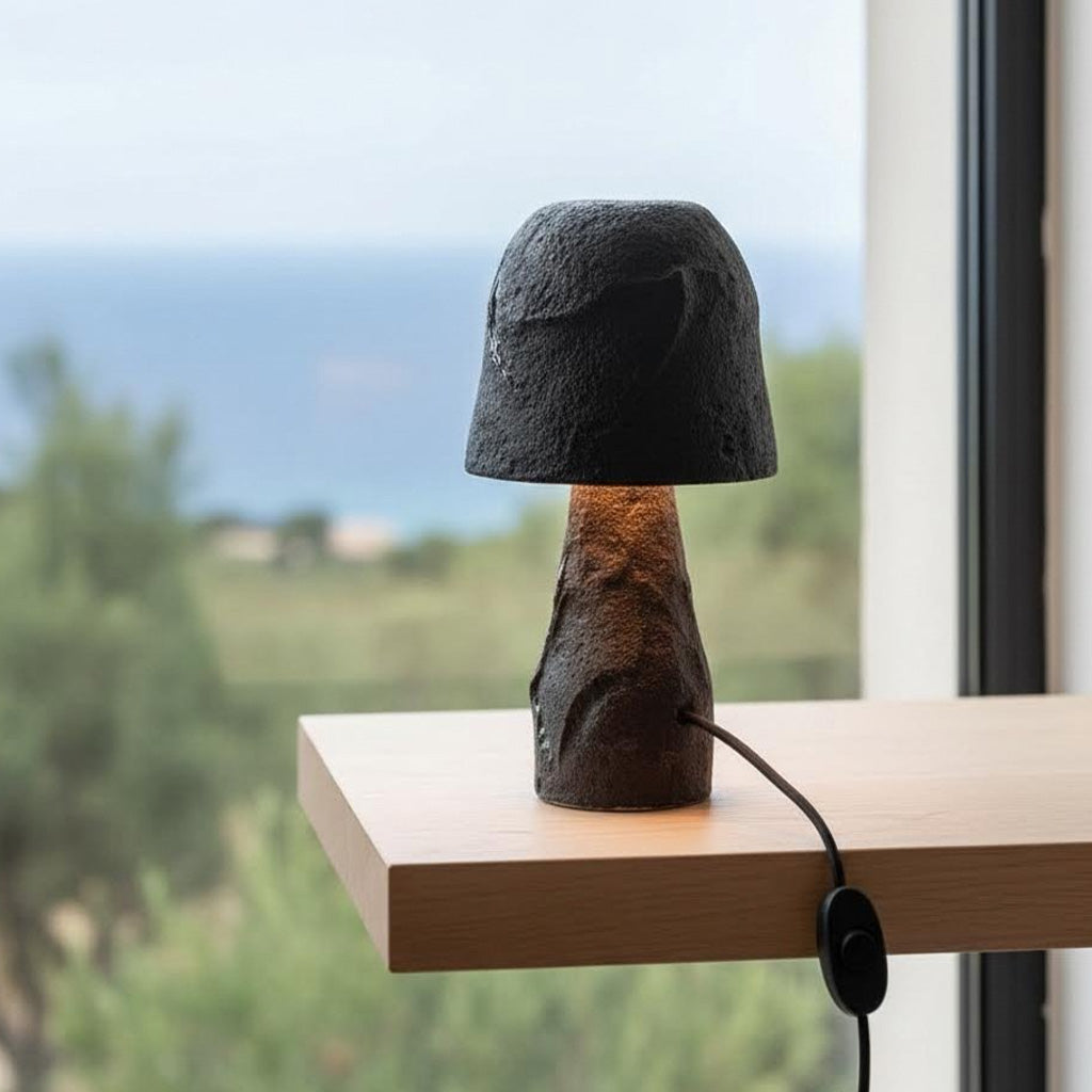 Perda Niedda- Lampada scultura da tavolo in gres nero sardegna