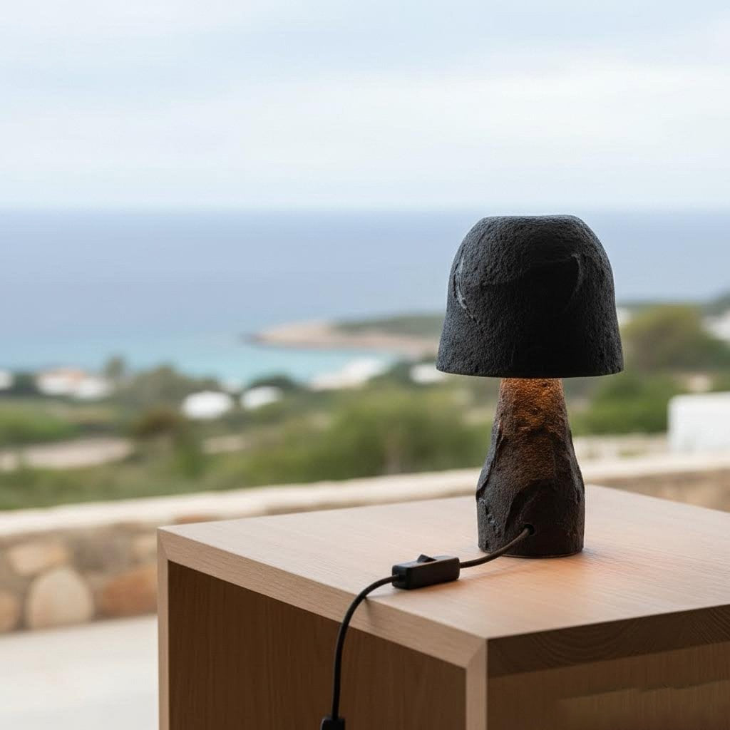 Perda Niedda- Lampada scultura da tavolo in gres nero sardegna