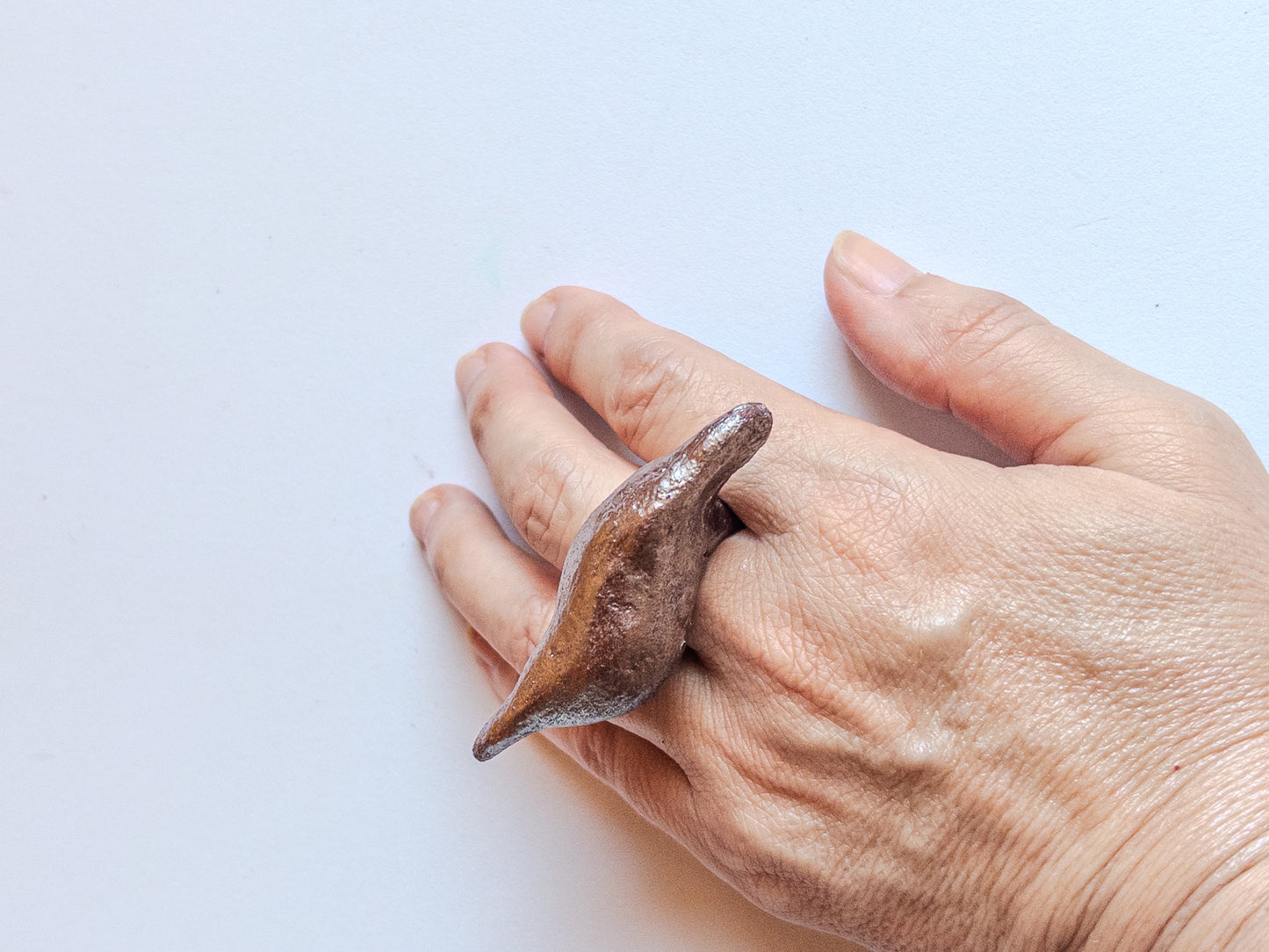 Arvil anello scultura artigianale unico in gres oro rosa